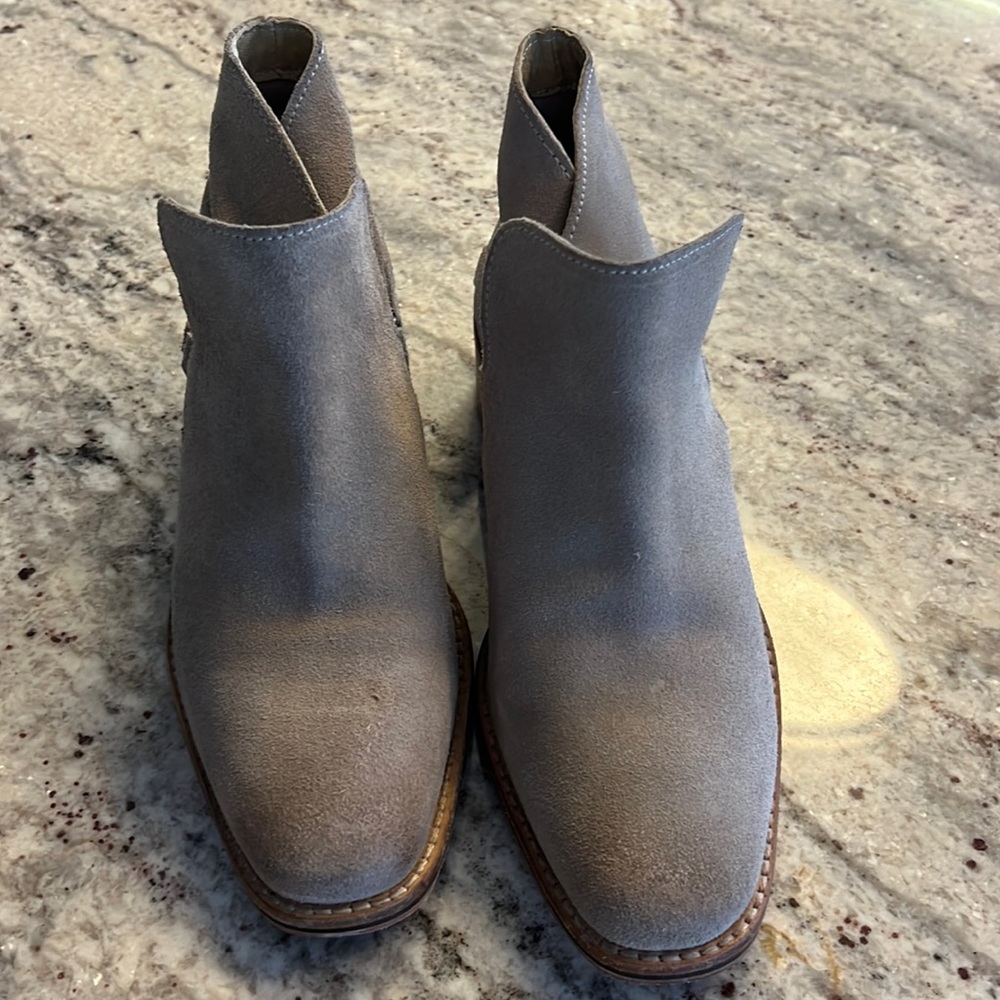 Diba True Casp Ian. Pull on bootie Beige suede.